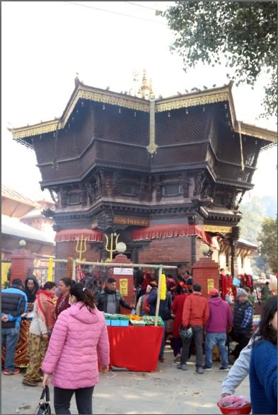 श्रीस्वस्थानी माताको मन्दिरमा दर्शन गर्दै भक्तजन