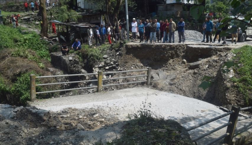 पुल भासिएपछि सडक अवरुद्ध