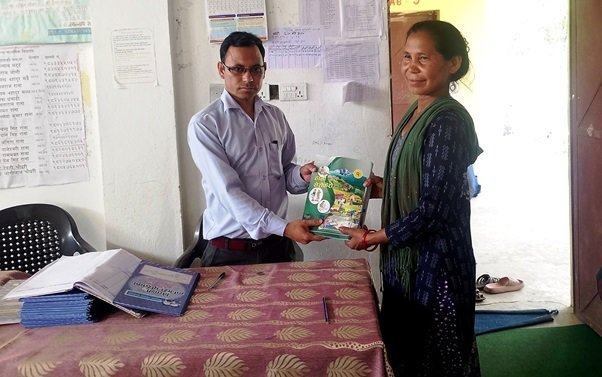 बाउन्न वर्षको उमेरमा विद्यालय भर्ना भएर कक्षा १ मा पढ्दै वडासदस्य डल्लीदेवी