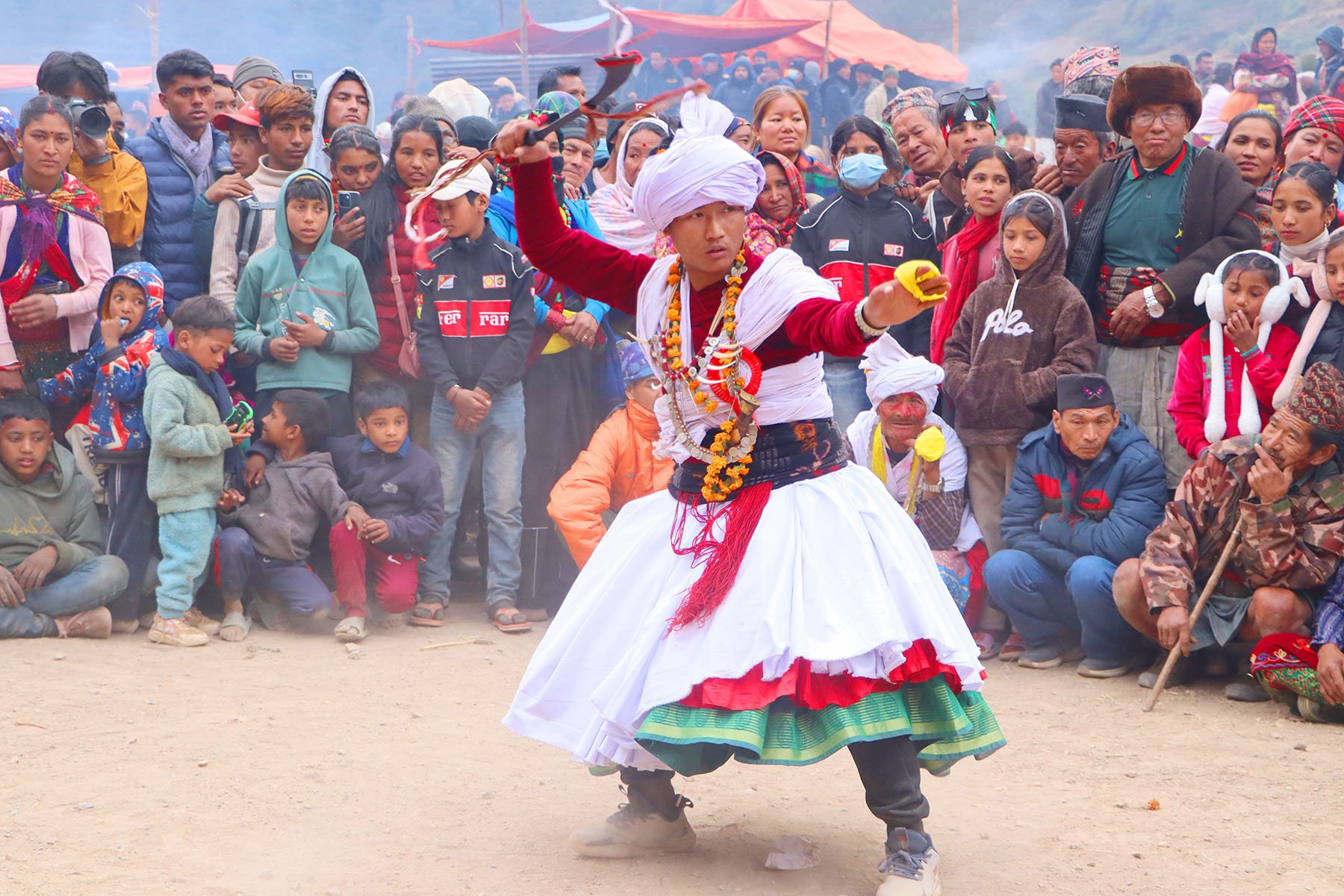 तरबार नचाउँदै युवा (तस्बिर)