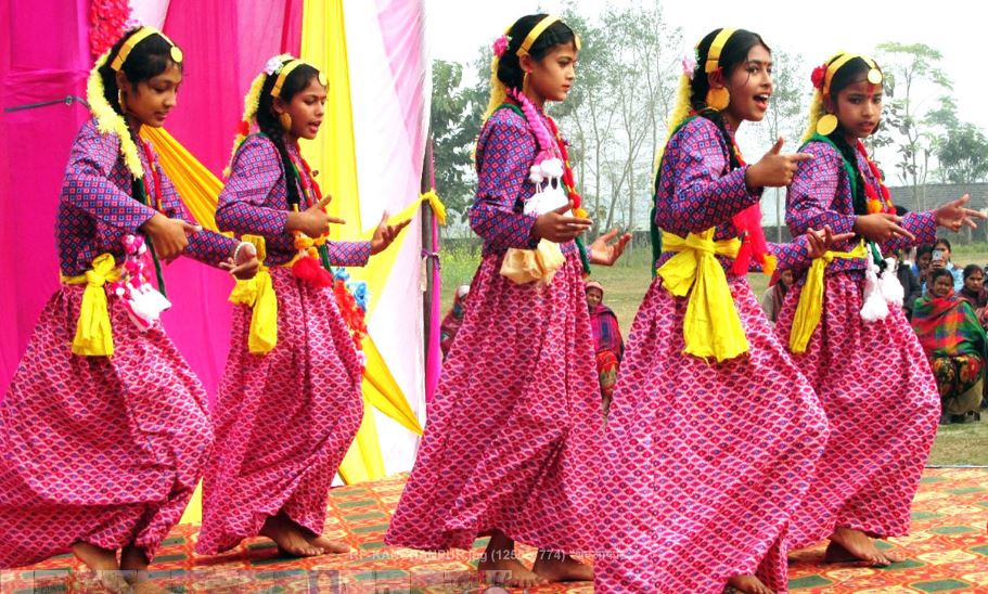 नृत्य प्रस्तुत गर्दै छात्रा