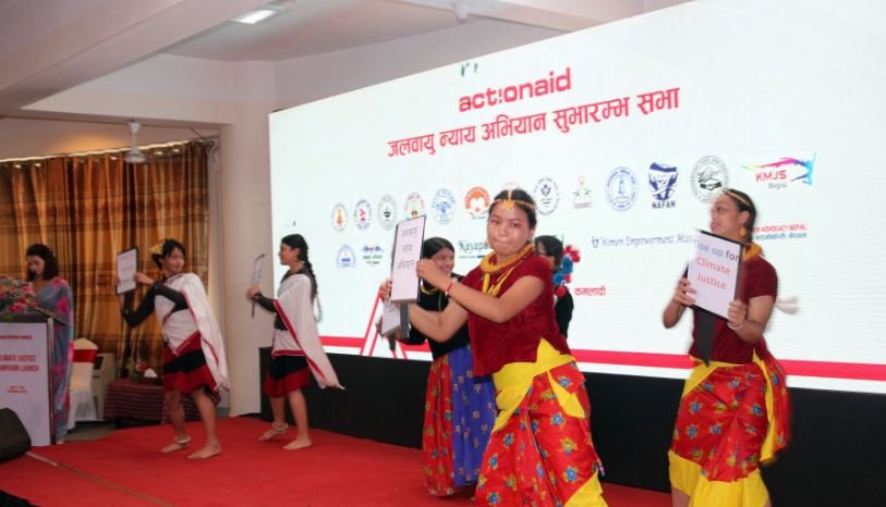 नृत्य प्रस्तुत गर्दै कलाकार