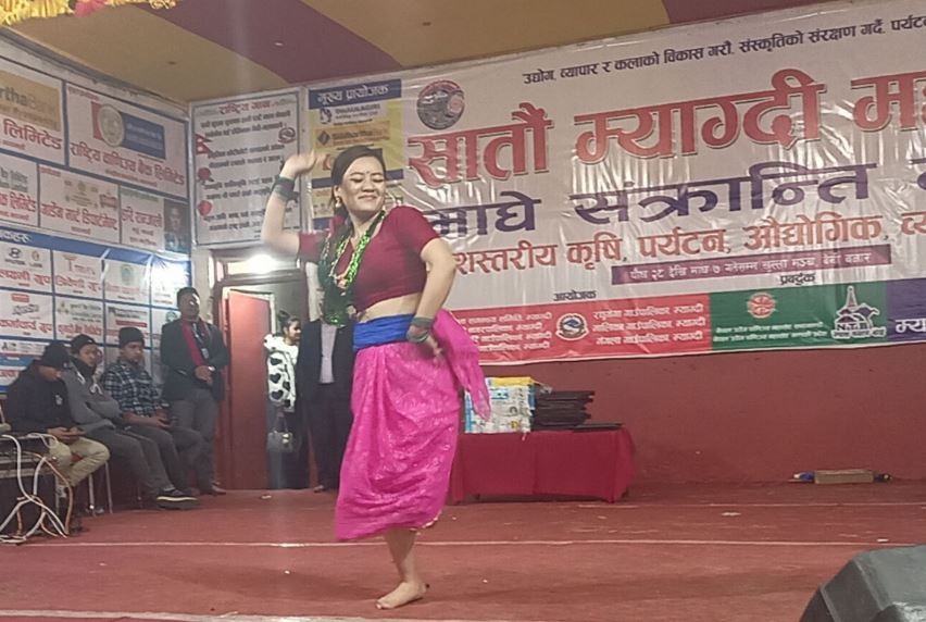 एकल खुट्टाले नृत्य देखाउँदै
