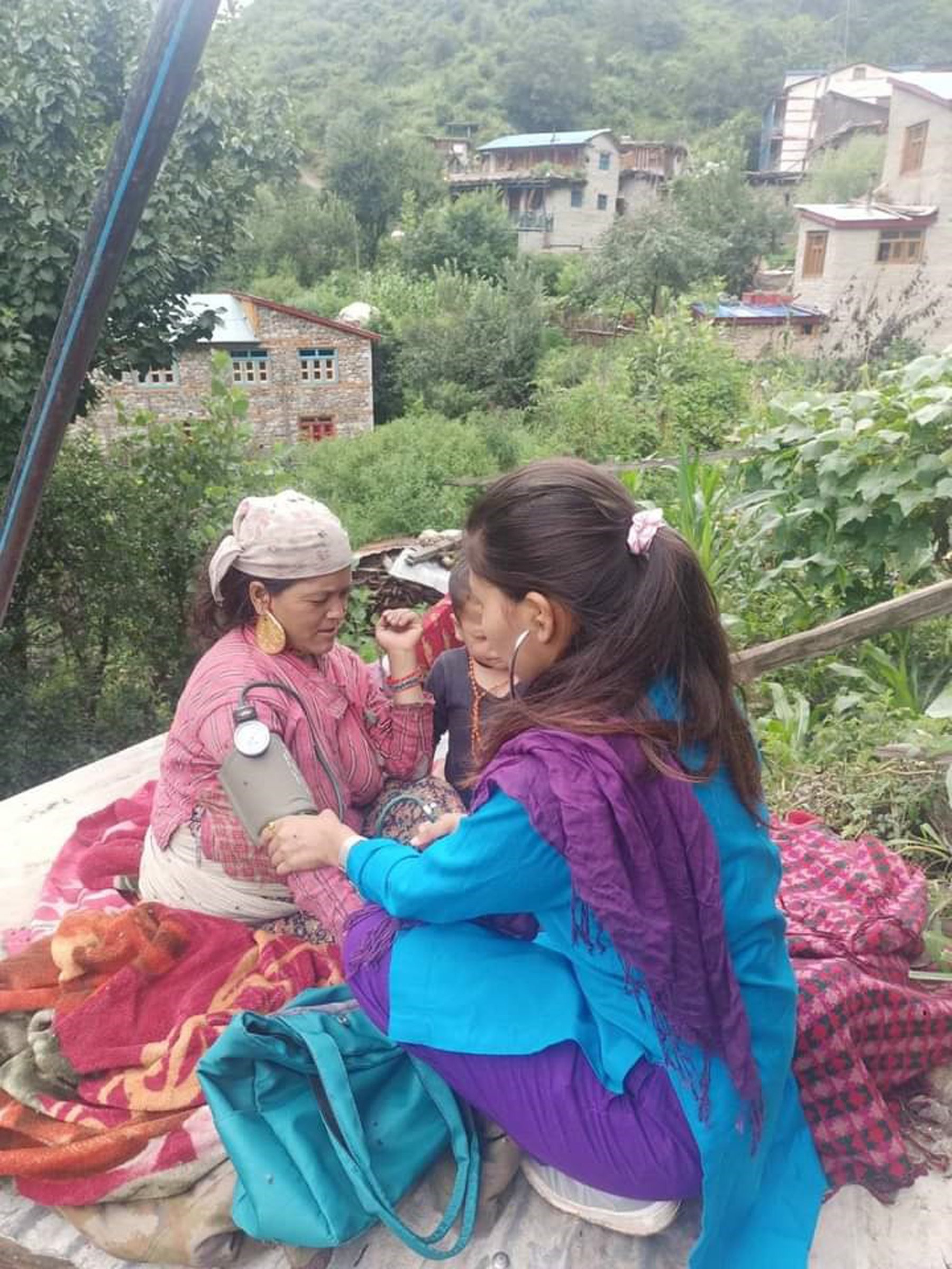 स्वास्थ्य अवस्था परीक्षण गर्दै अहेव डागी