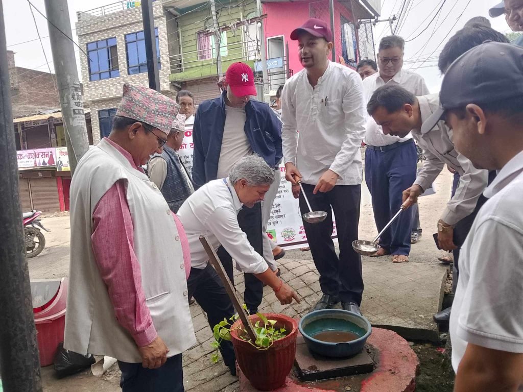 डेङ्गीबाट बच्न लार्भा नष्ट गर्ने अभियान चलाउँदै तुलसीपुर