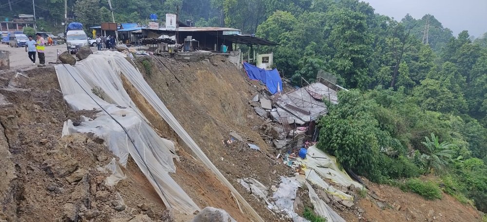 नवलपुरको दाउन्ने खण्डमा सडक भासिँदा यातायात सञ्चालनमा रोक