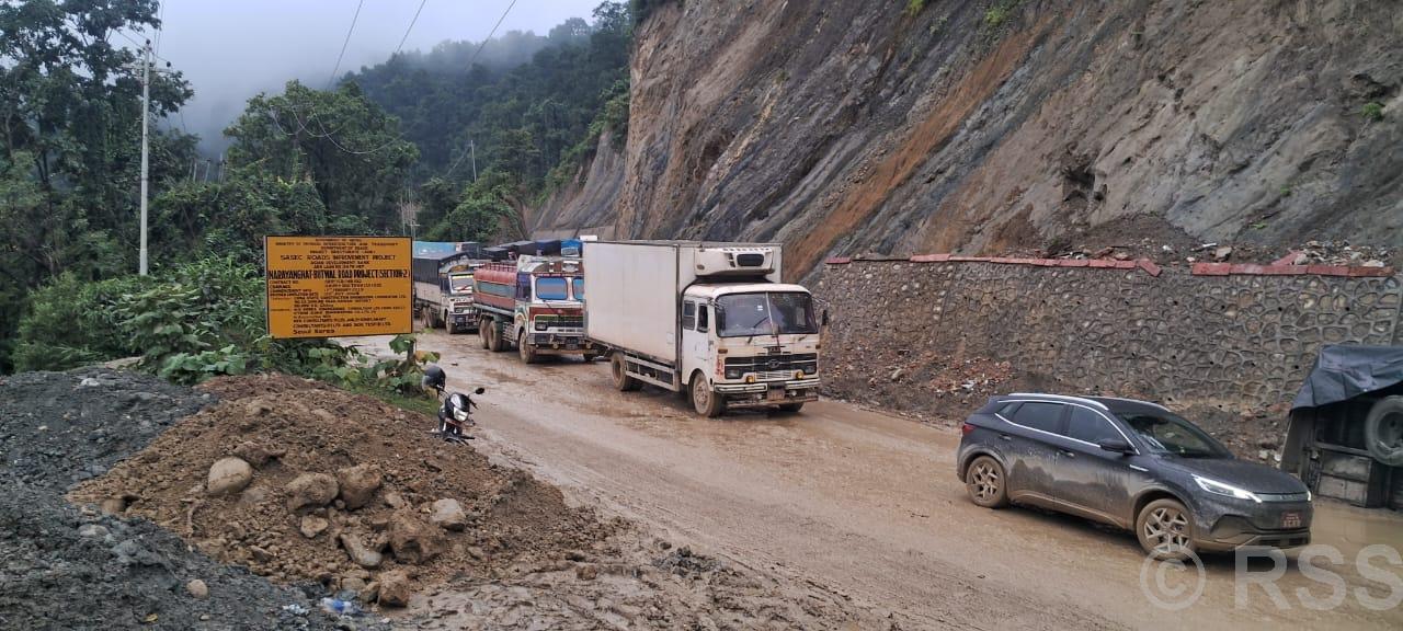 दाउन्ने खण्डमा १२ घण्टासम्मको कष्टकर यात्रा, प्रहरीद्वारा वैकल्पिक मार्ग प्रयोग गर्न आग्रह