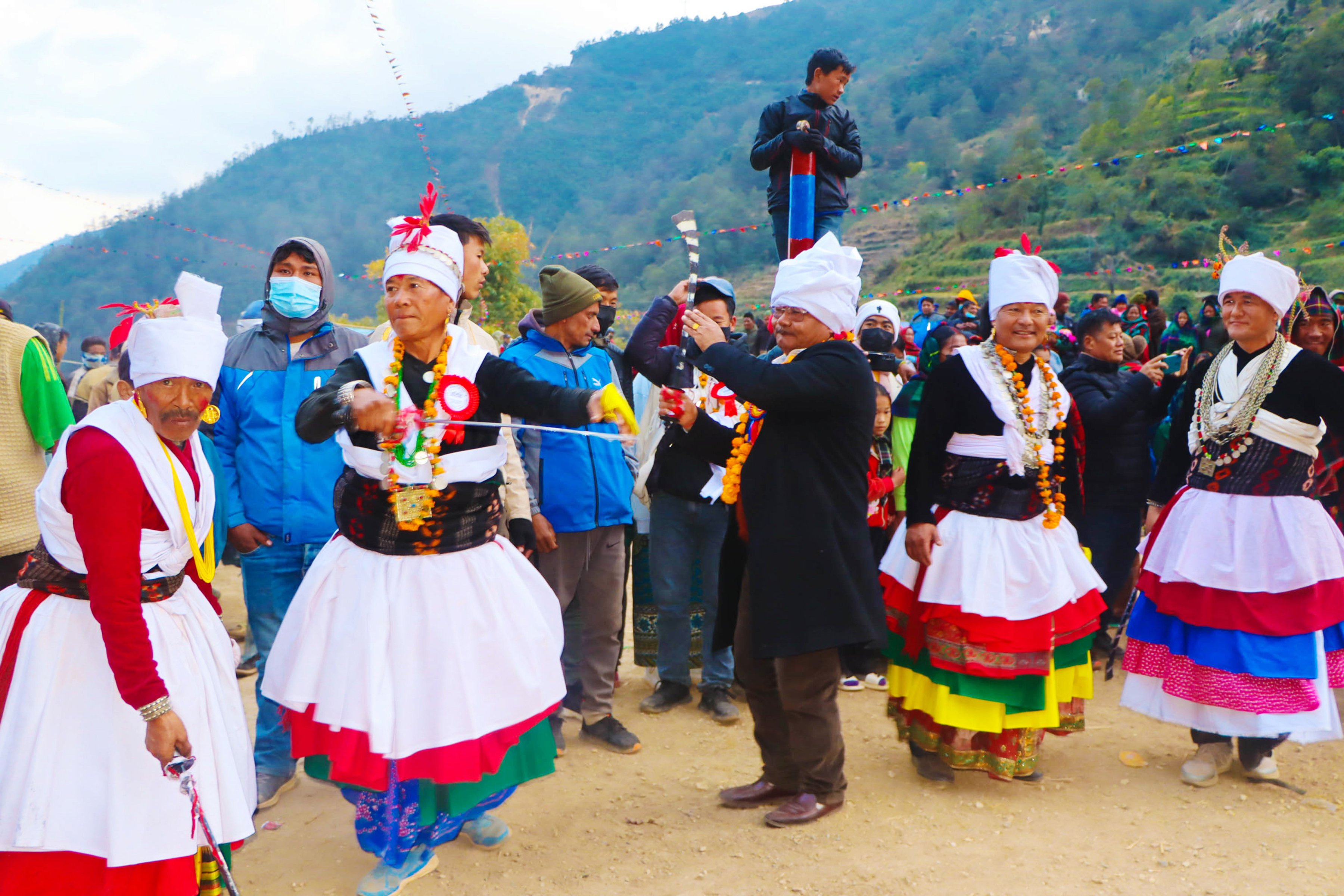 पुतली नाच प्रदर्शन गर्दै मन्त्री थापा