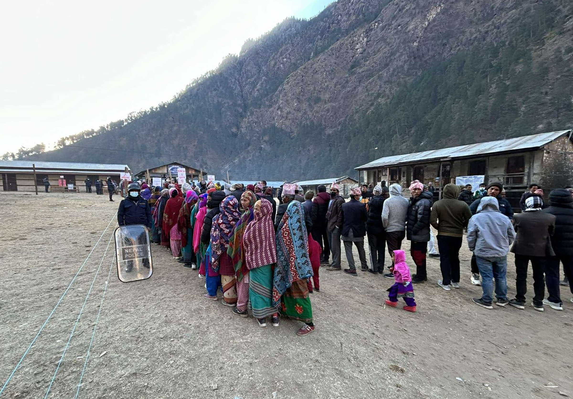 मतदानका लागि लामबद्ध मतदाता  (तस्बिर)