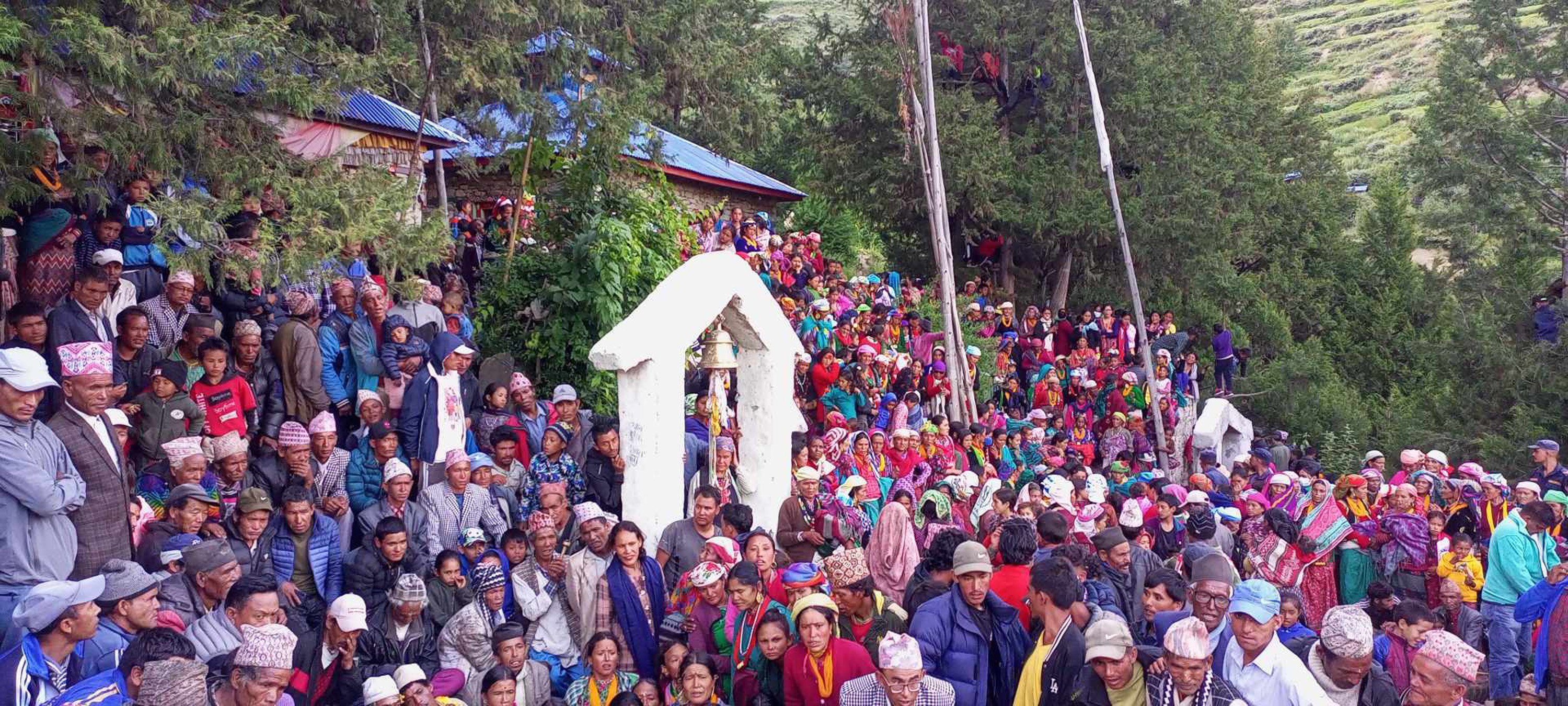 मेलामा सहभागी भक्तजन