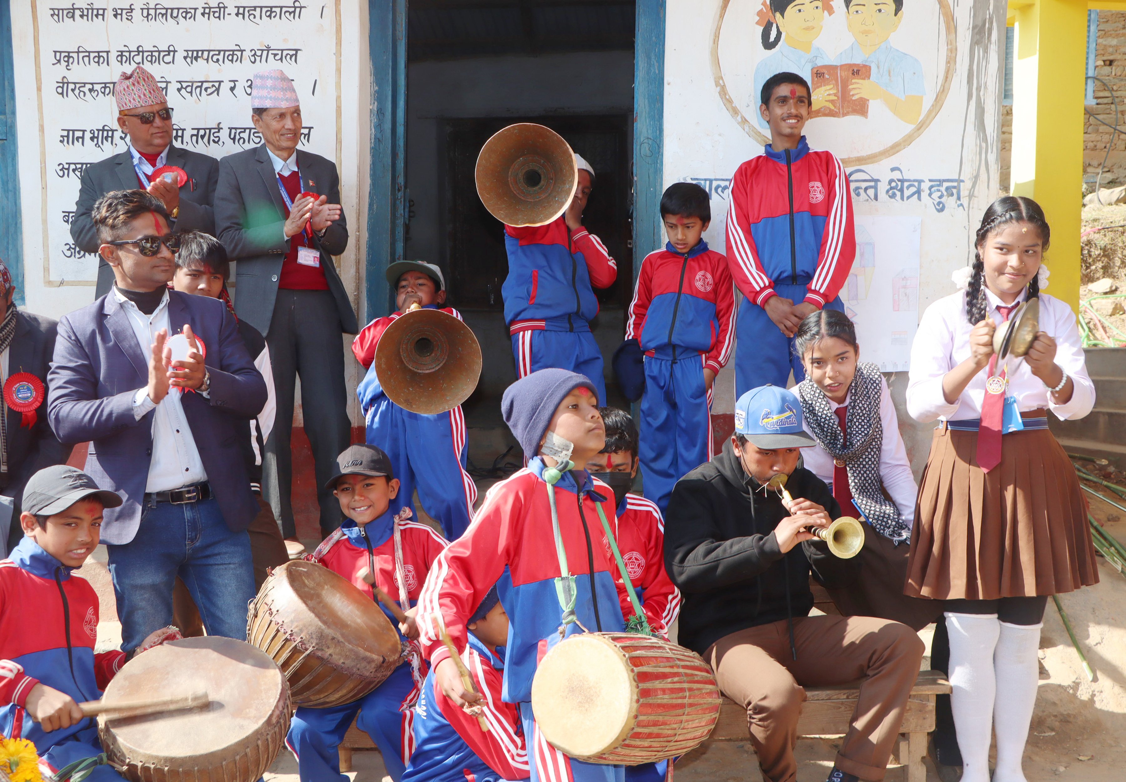 पञ्चेबाजा बजाउँदै विद्यार्थी