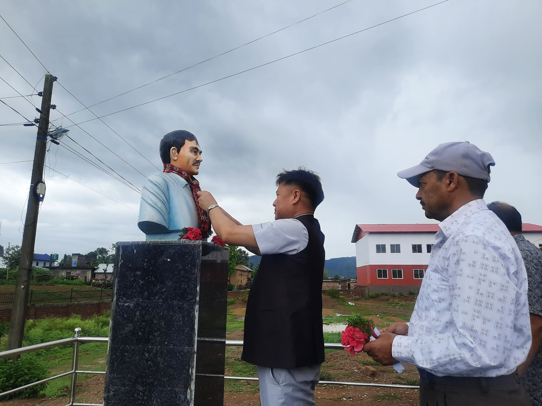 इच्छुकको शालिकमा माल्यार्पण गर्दै मन्त्री मास्की