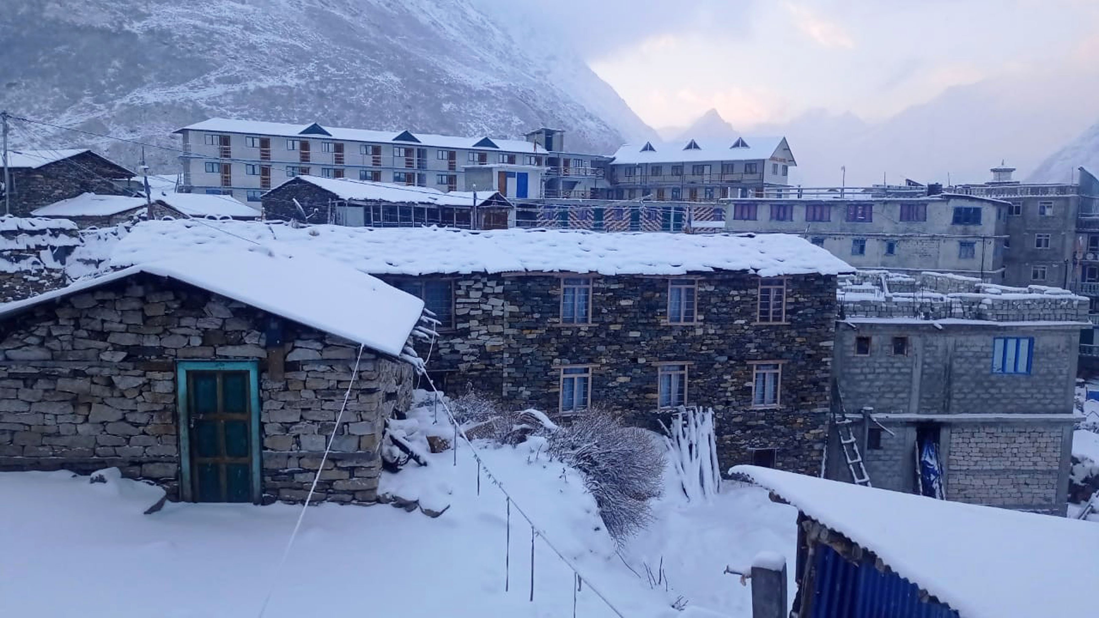 हिउँले ढाकिएको घरका छानो (तस्बिर)