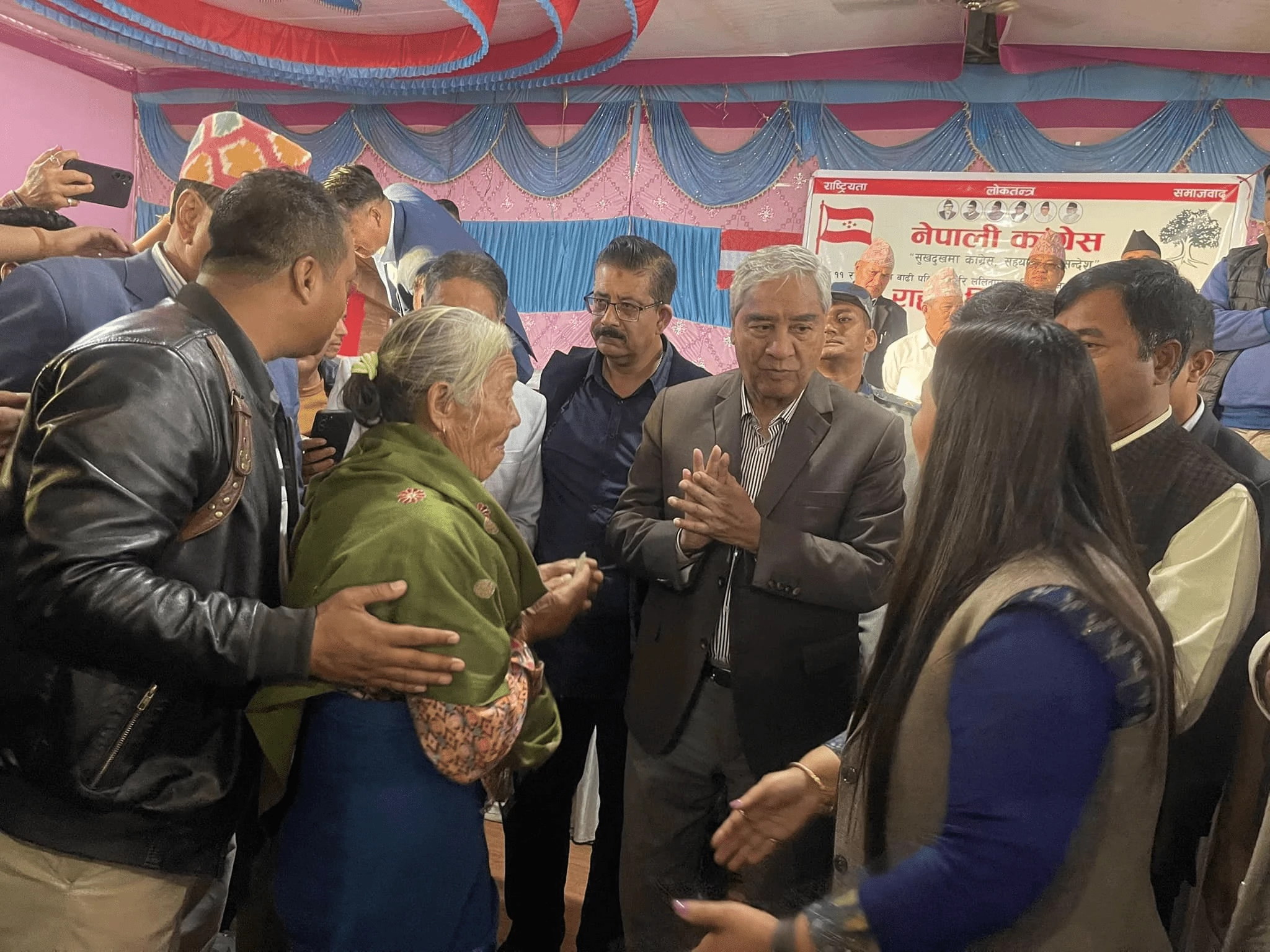 सभापति देउवाद्वारा बाढी पहिरोमा ज्यान गुमाएका परिवारलाई नगद सहयोग