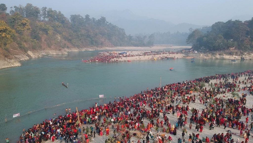 देवघाटमा स्नान गर्नेकाे घुइँचो : गैँडाकोटबाट निःशुल्क डुङ्गाको व्यवस्था