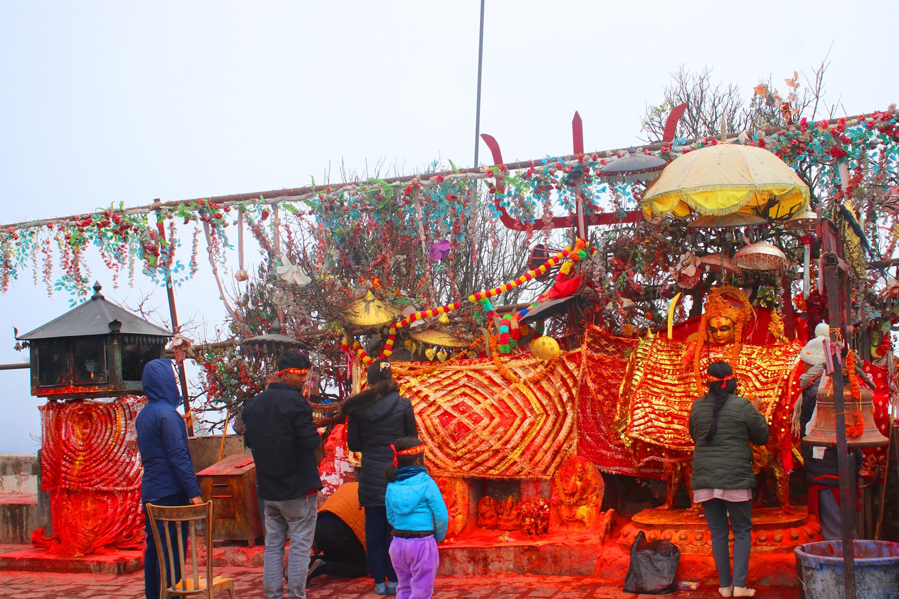 पाथीभरा मन्दिरको दर्शन गर्दै दर्शनार्थी