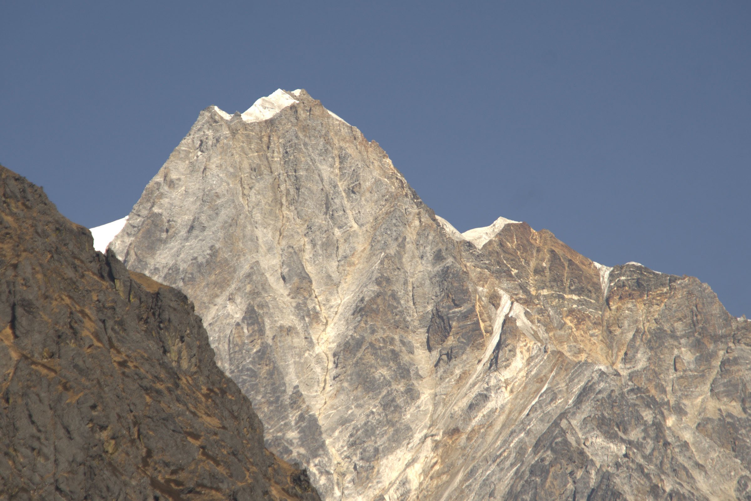 हिउँ पग्लिएर हिमाल चट्टान स्वरुपमा (तस्बिर)