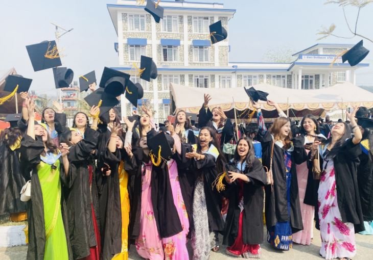 दीक्षित भएपछि खुशी साट्दै विद्यार्थीहरु