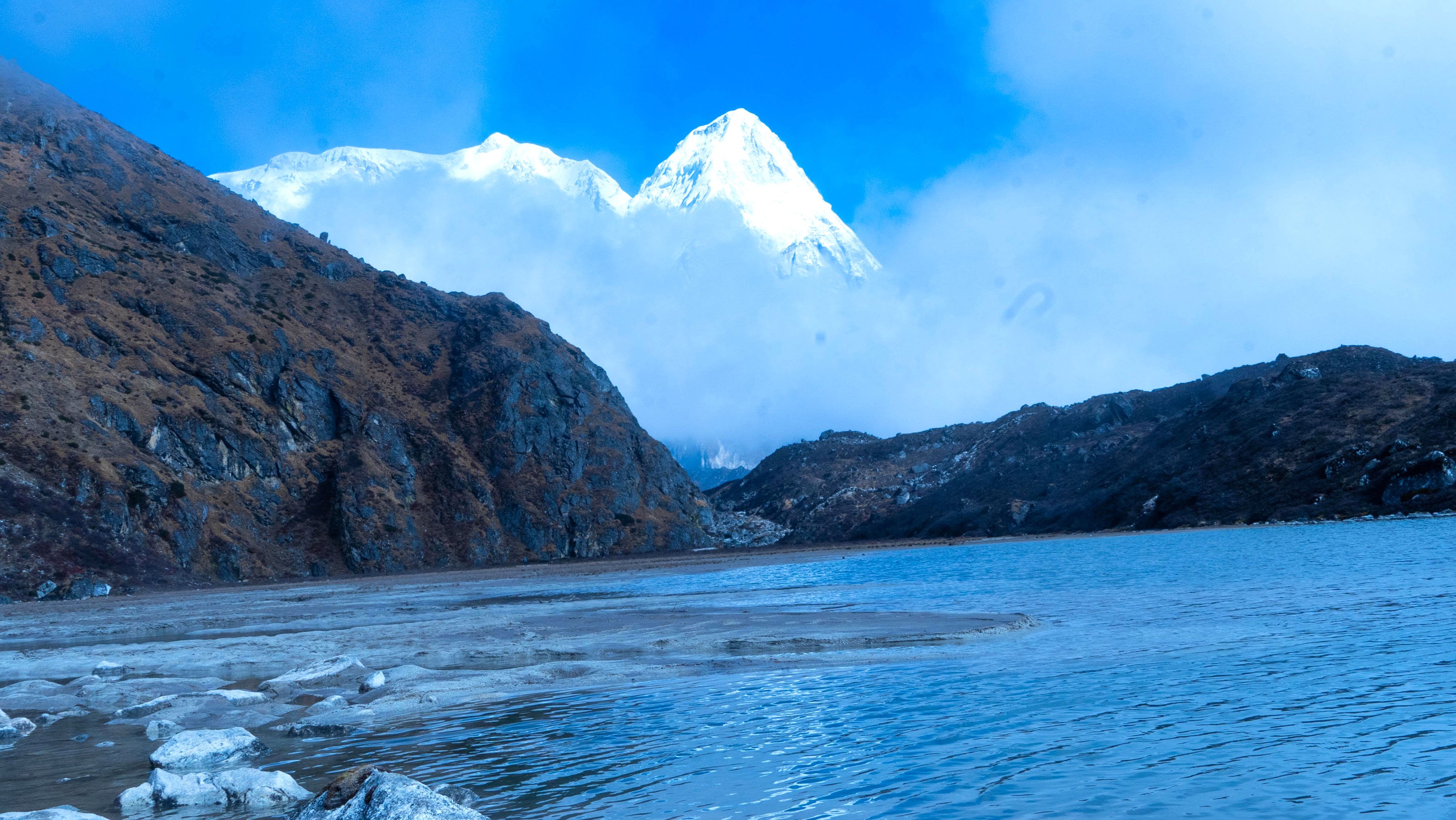 लाप्साङ पोखरी र हिमाल  (तस्बिर)