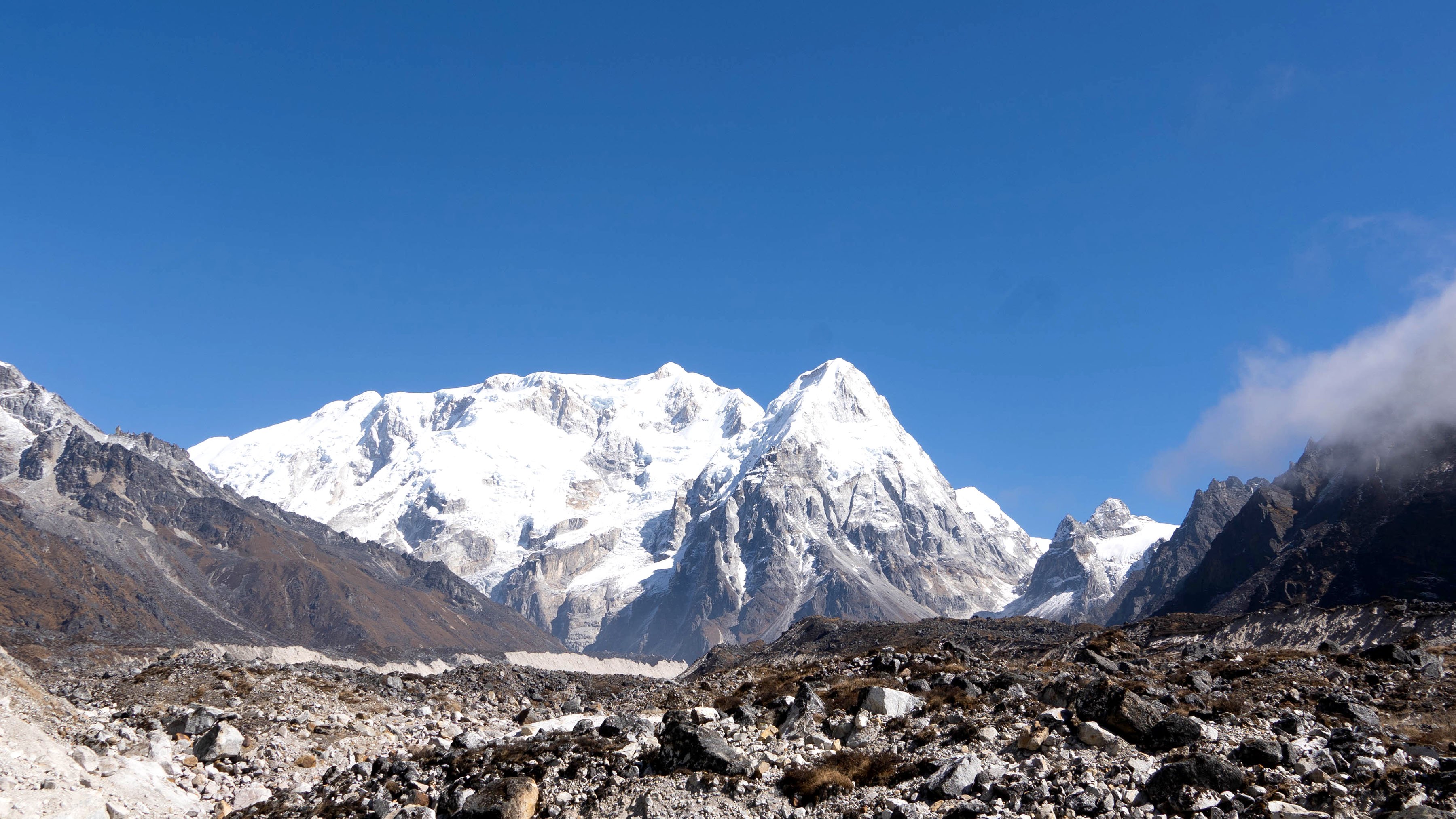 कञ्चनजङ्घा हिमालको मनमोहक दृश्य