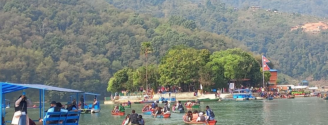 डुङ्गा सयर गर्दै भक्तजन