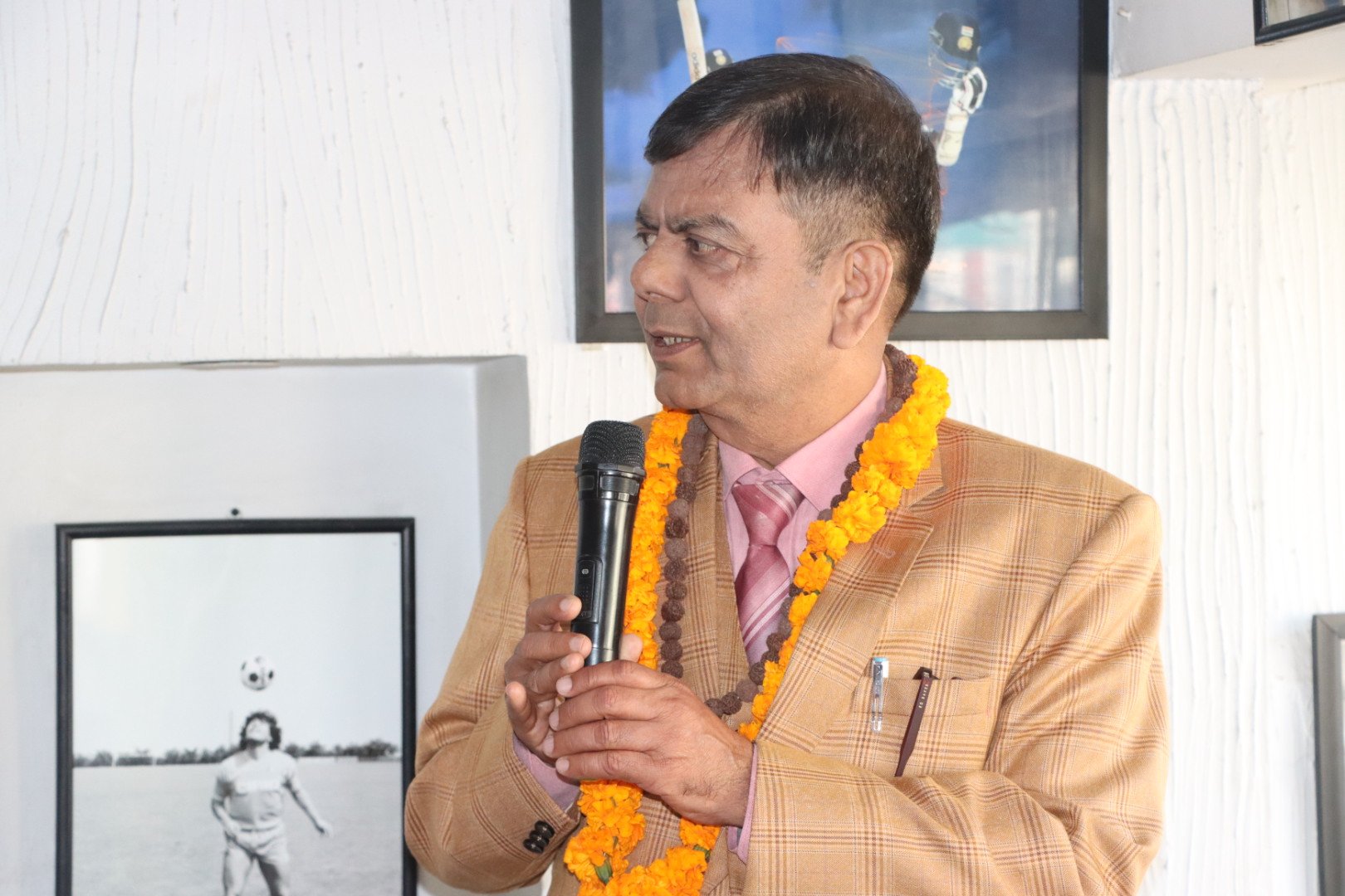 विश्वकीर्तिमानी गीतकार तथा उपन्यासकार उपाध्याय वान स्टार लण्डन बाट सम्मानीत