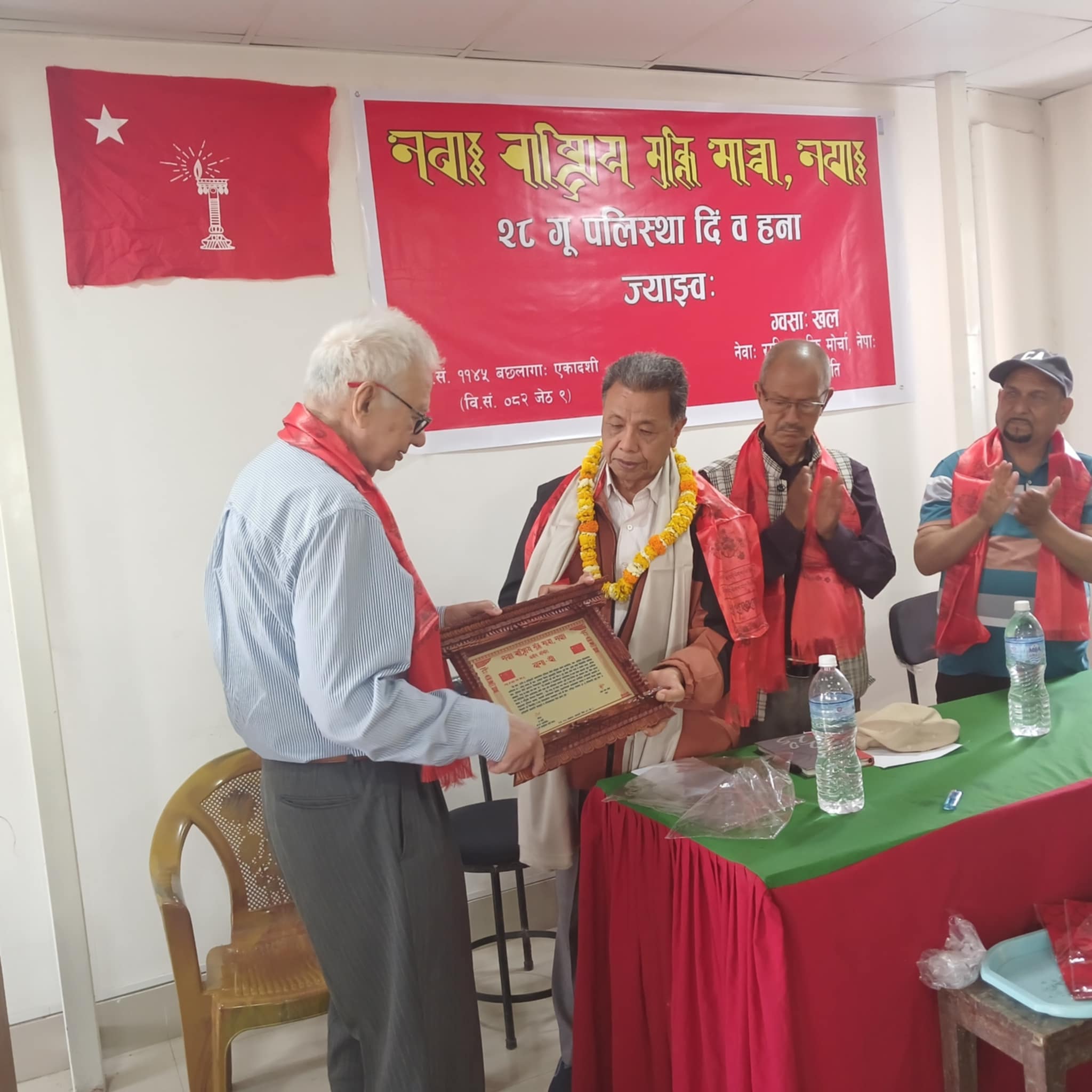नेवाः राष्ट्रिय मुक्ति मोर्चाद्वारा नागरिक अगुवा डा. महेश मान श्रेष्ठ सम्मानित