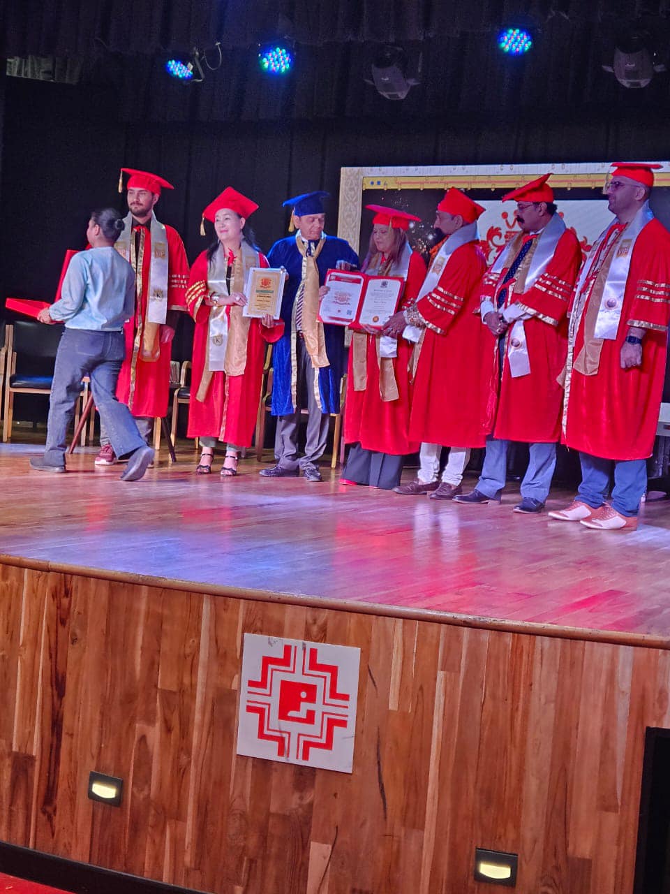 उपन्यासकार उपाध्यालाई सातौं मानार्थ विद्यावारिधिको प्रमाणपत्र अर्पण