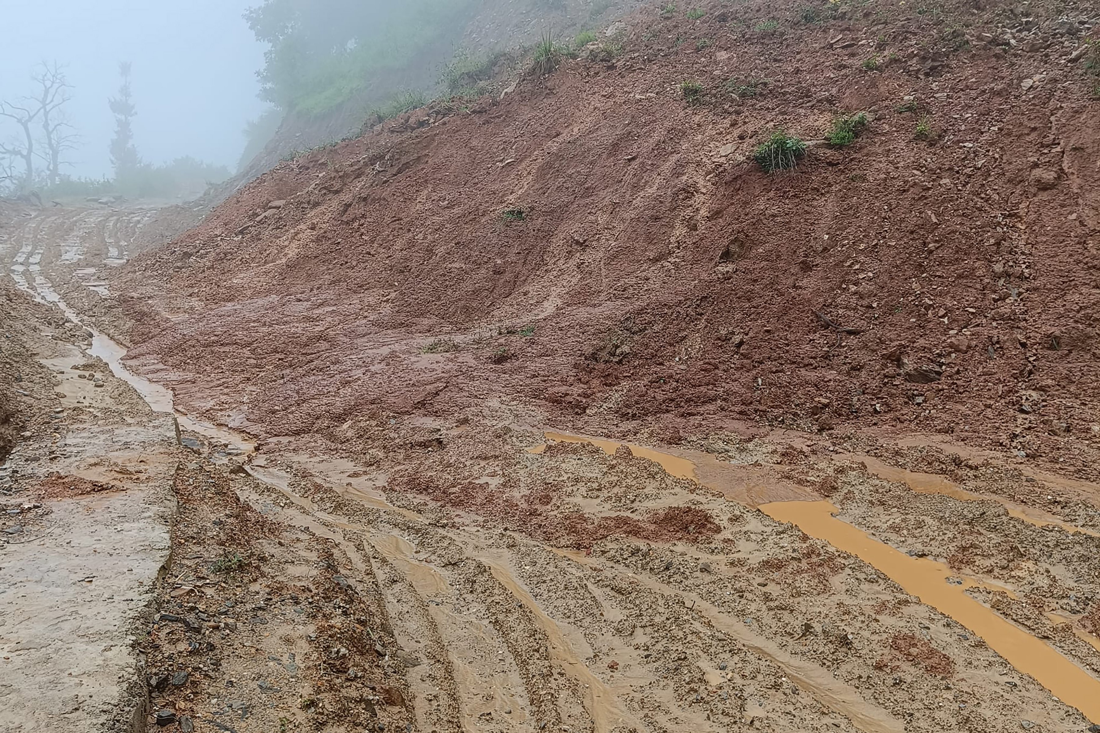 बर्षाले हिलाम्मे ग्रामीण सडक