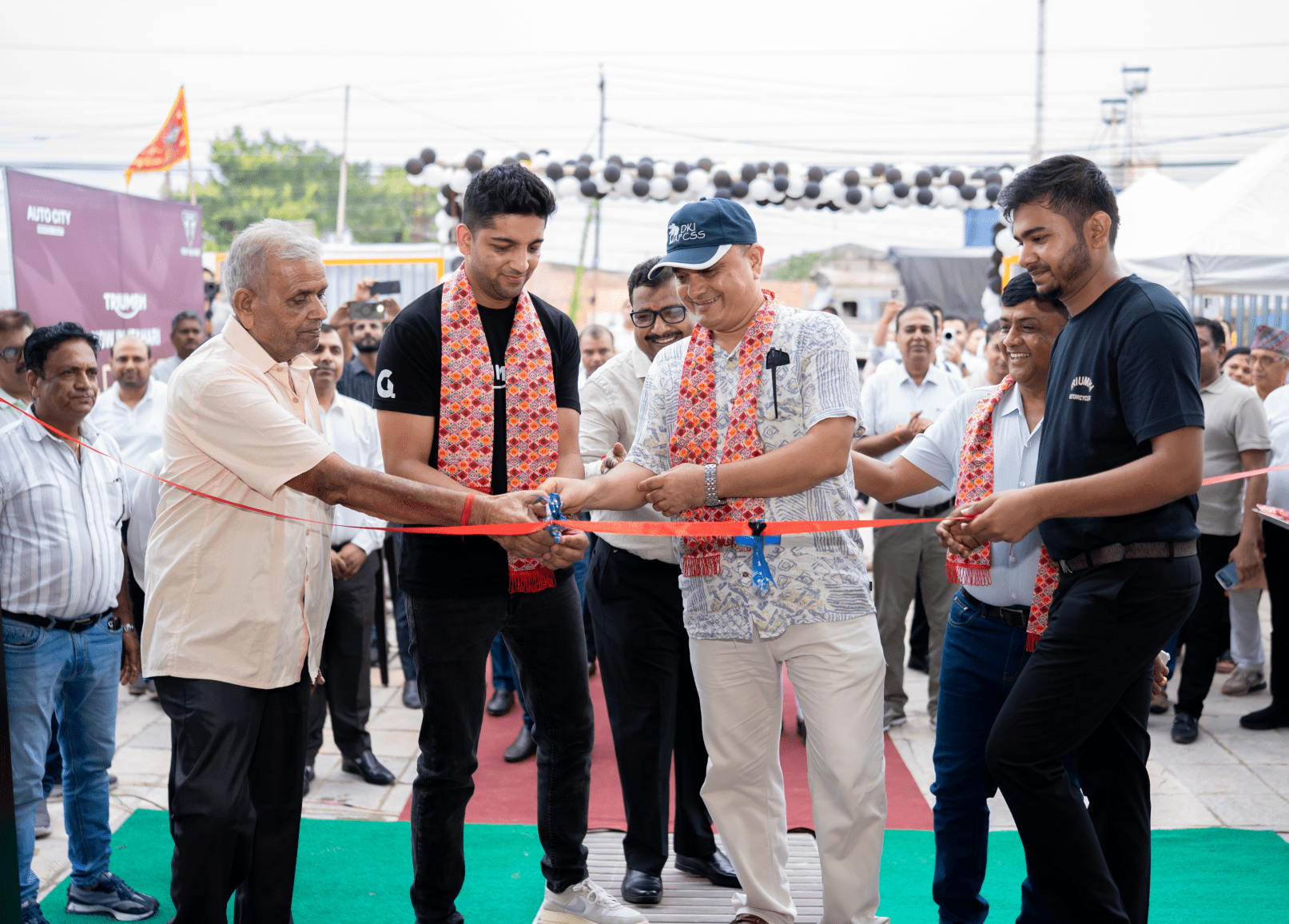 इटहरीमा ट्रायम्फको नयाँ शोरूमको उद्घाटन