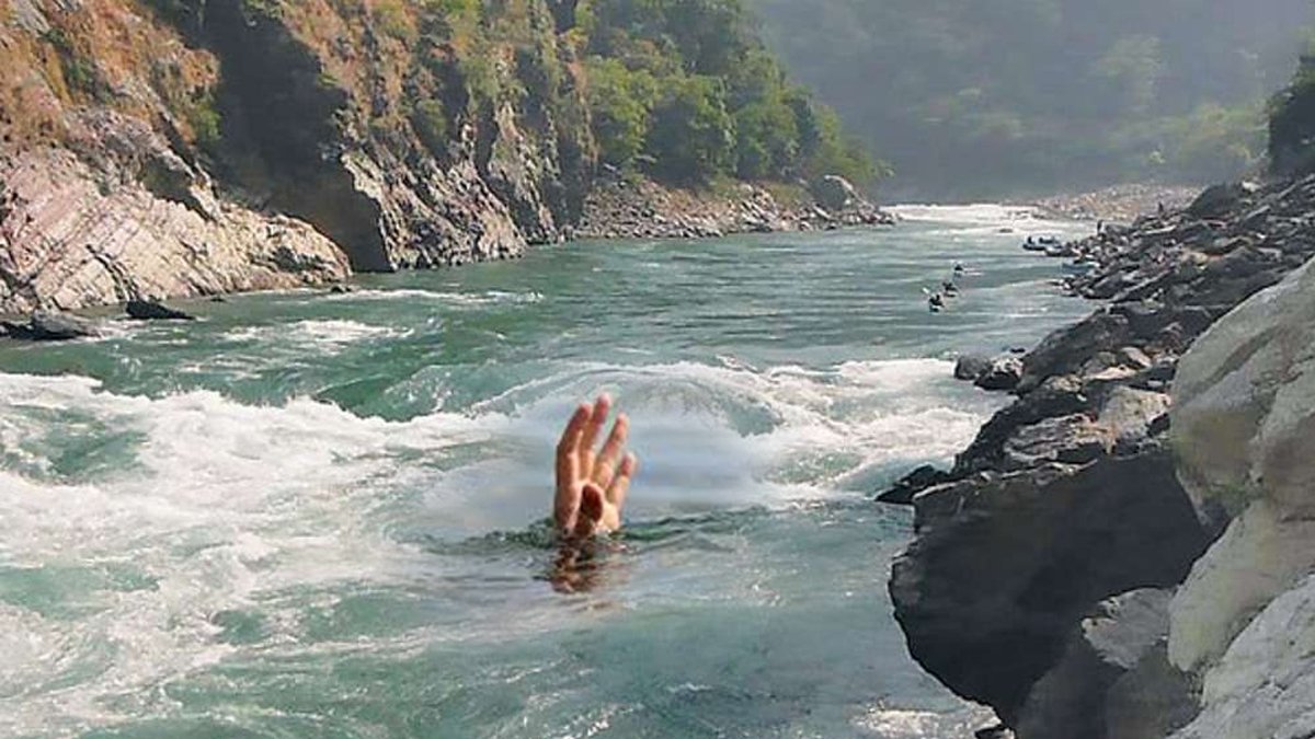 अरुण नदीमा पूजा गर्ने क्रममा एक जना डुबेर बेपत्ता