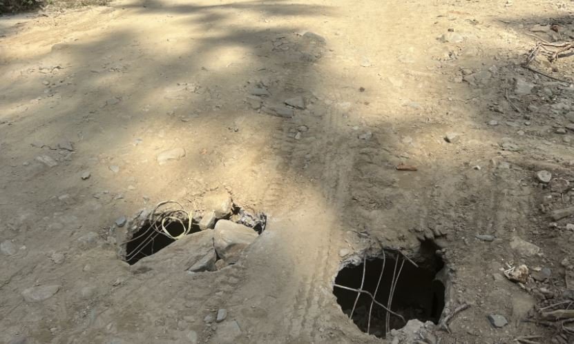 सडकको बीच भागमा परेको प्वाल