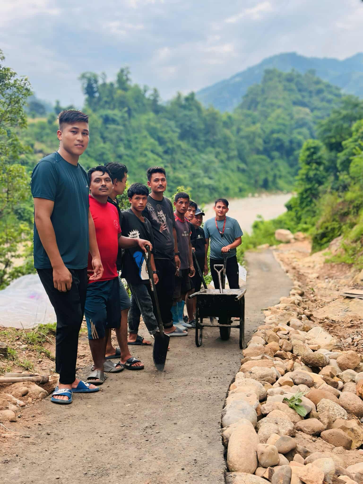 खानीखोलाका गाउँपालिकाका युवाहरुको सक्रियतामा सडक ढलान कार्य सम्पन्न