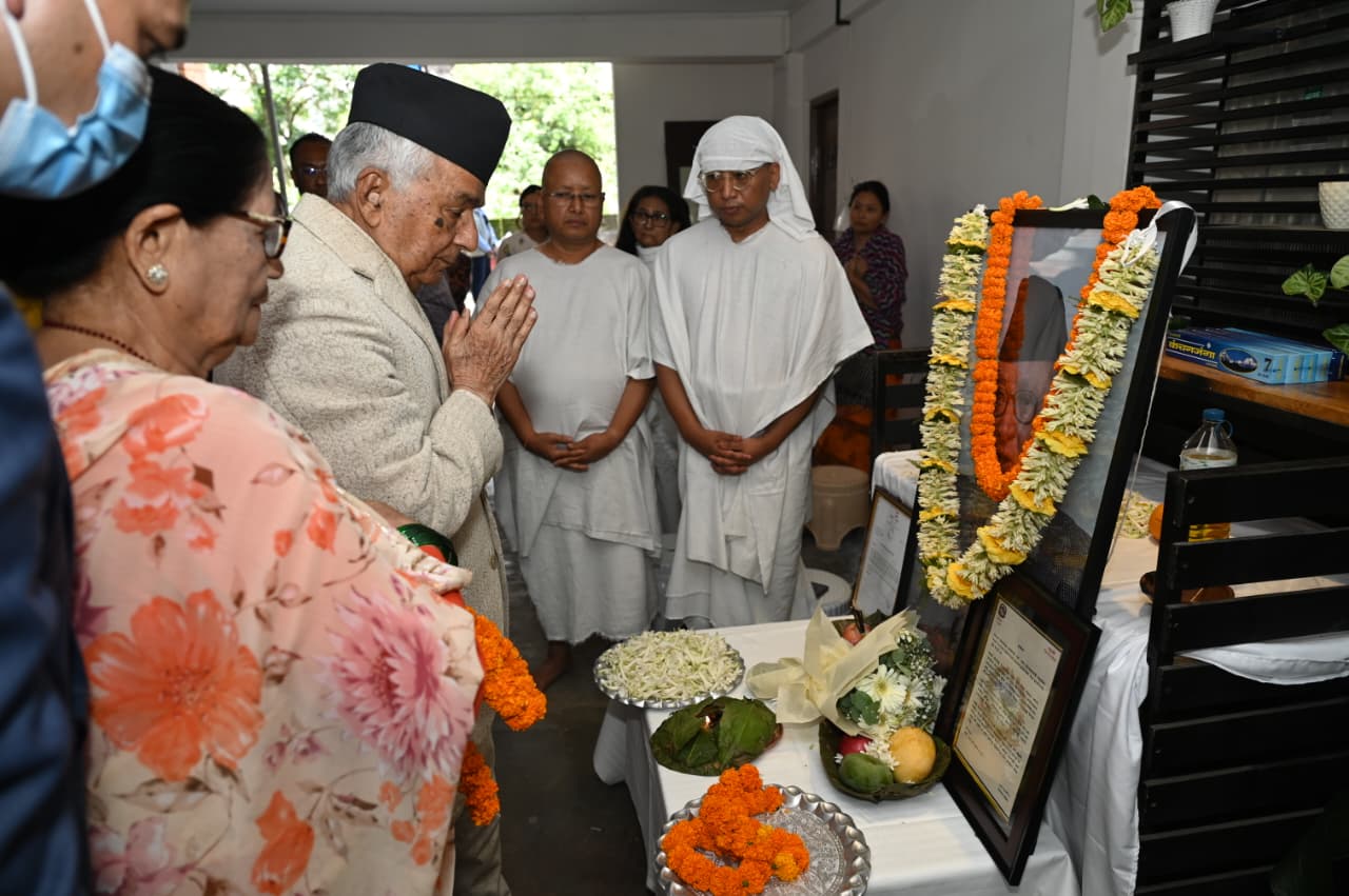 सानेपास्थित निवासमै पुगेर राष्ट्रपति पौडेलद्वारा कांग्रेस नेता श्रेष्ठप्रति श्रद्धाञ्जली