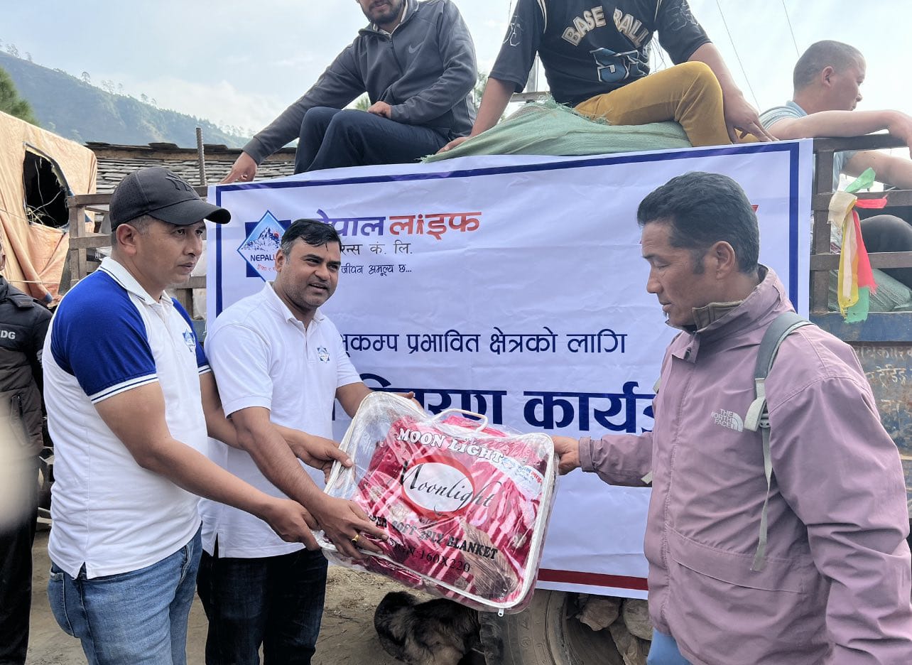 नेपाल लाइफ इन्स्योरेन्सद्वारा भुकम्प प्रभावितका लागिराहत सामाग्री प्रदान