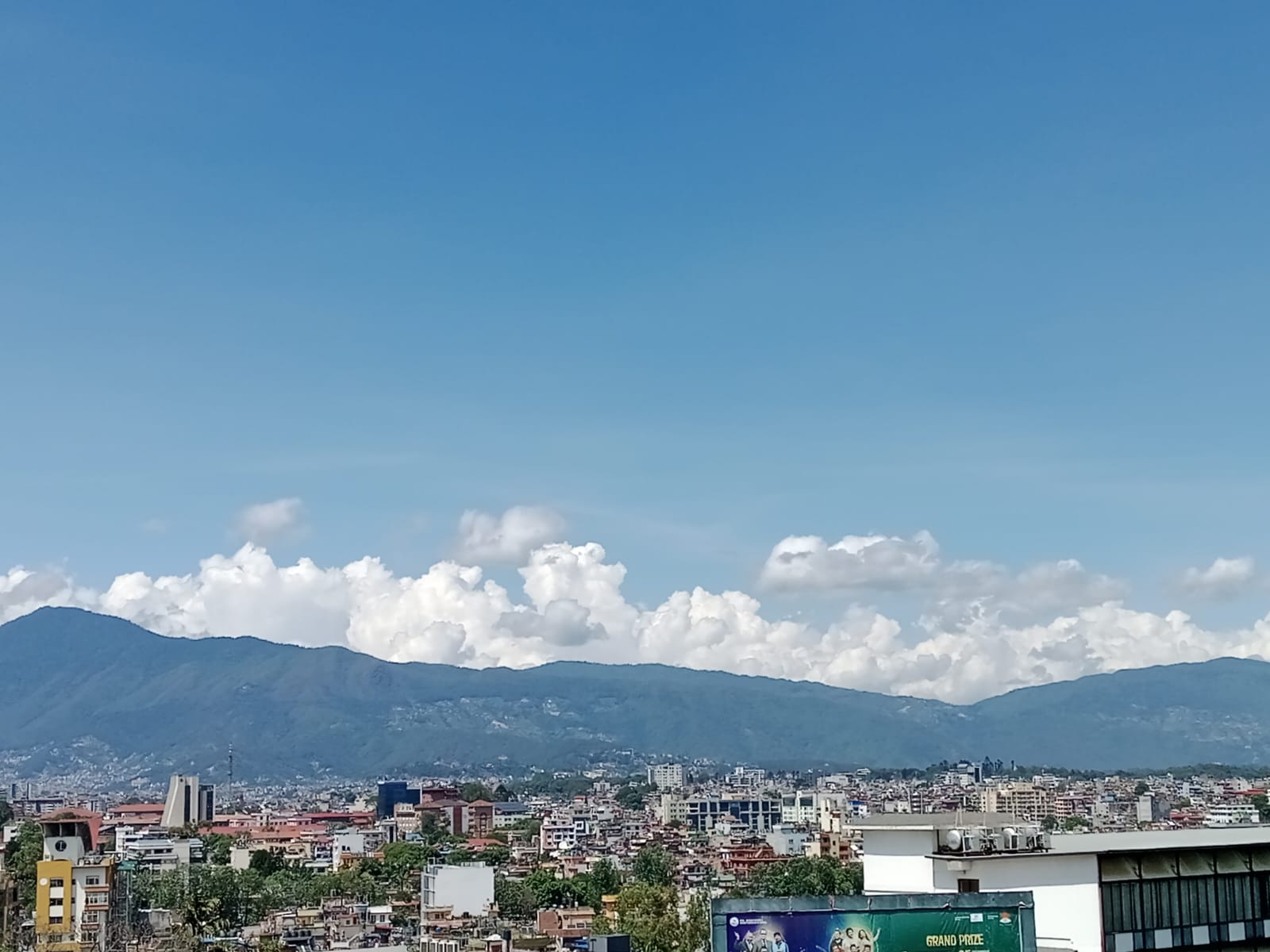 रातभरको झरीपछि खुलेको काठमाडौं (तस्बिरहरु)