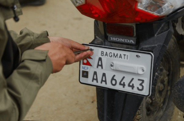 इम्बोस्ड नम्बर अनिवार्य जडानको निर्णयबाट पछि हट्यो सरकार, आफू अनुकूल जडान गर्न सकिने
