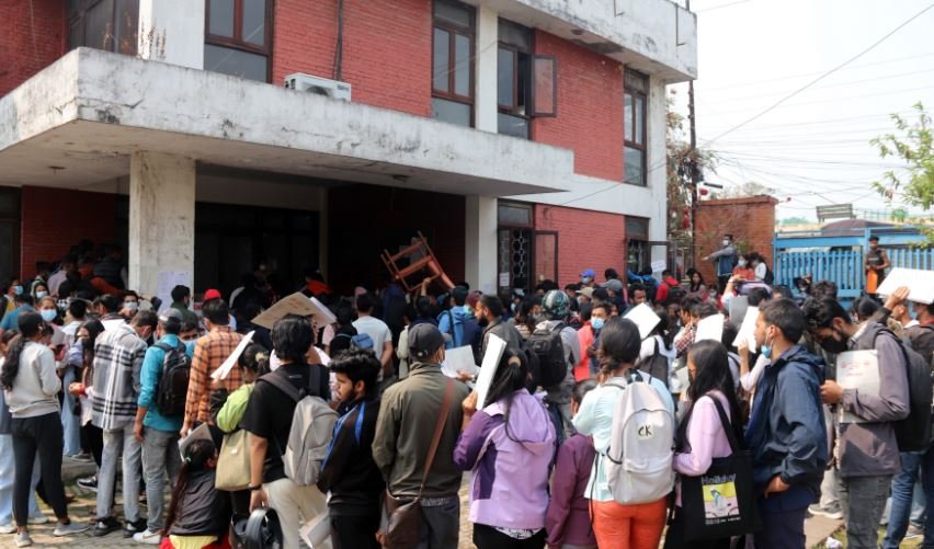 रोजगारीको लागि फारम बुझाउनेको भीड