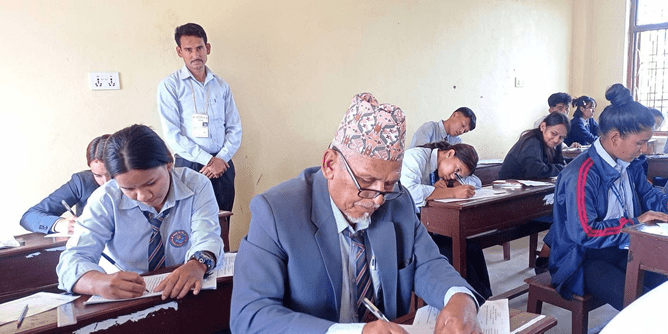 कक्षा १२ को परीक्षा दिँदै ६८ वर्षीय लालबहादुर