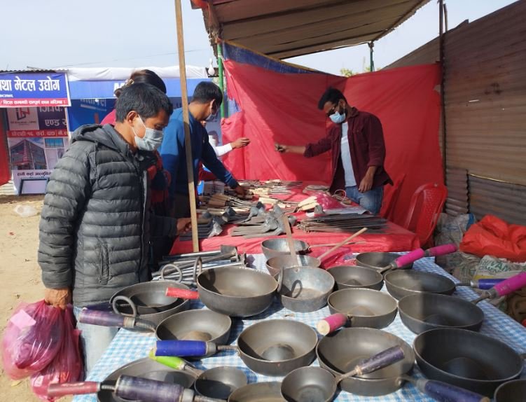 फलामबाट बनेका भाडाका सामग्री किन्दै सर्वसाधारण