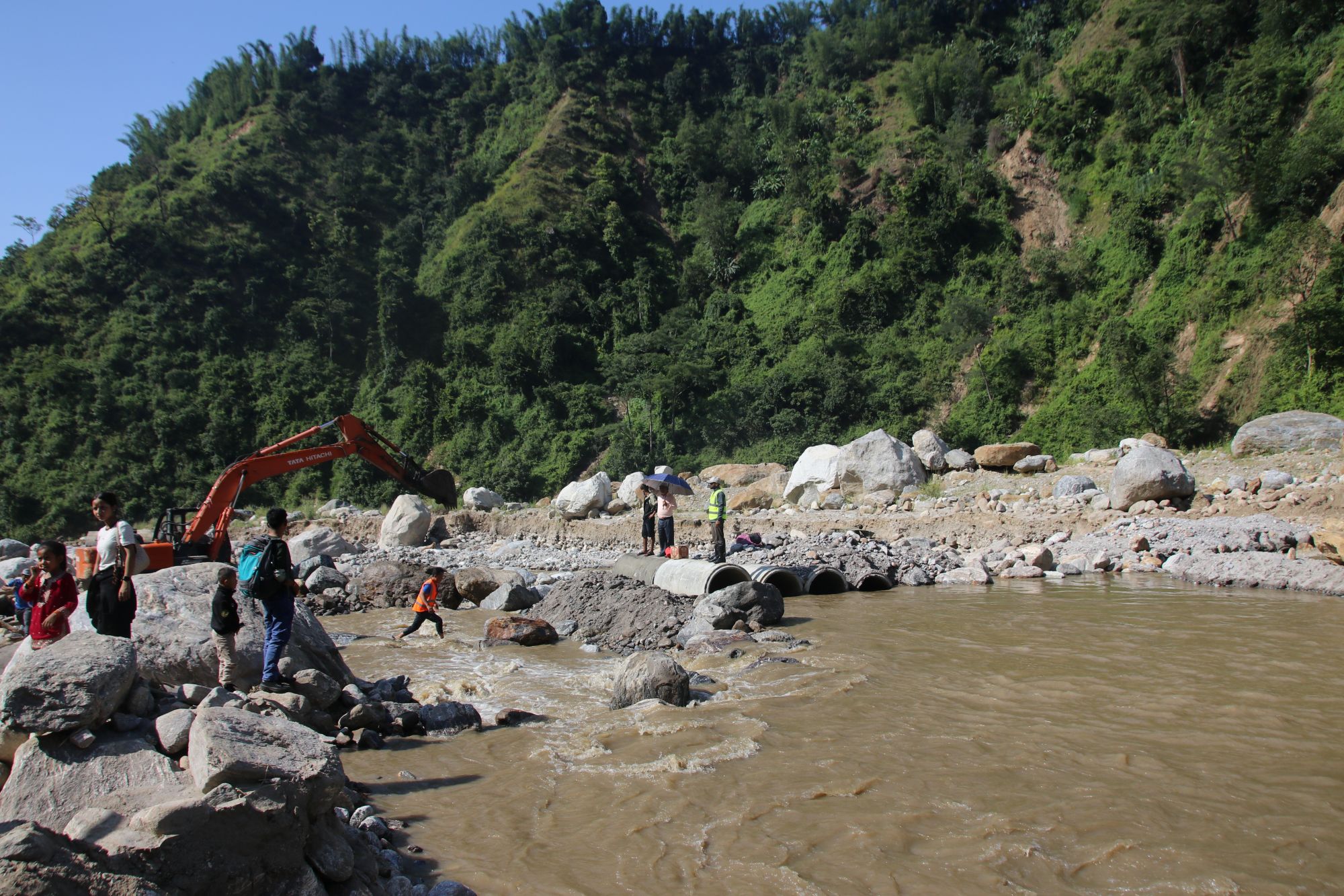 पाँचथरको फेमे खोलामा अस्थायी डाइभर्सन निर्माण हुँदै, यातायात सुचारु गर्ने तयारी