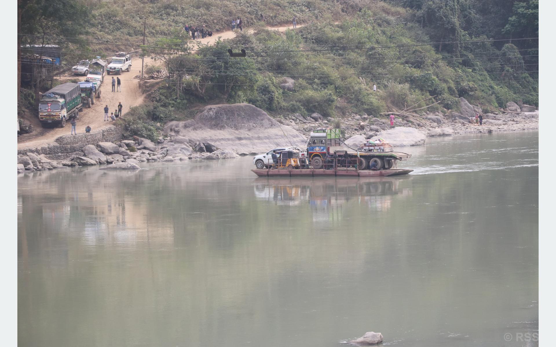 अरुण नदीको सतिघाटमा फेरी सेवा पुनःसञ्चालन