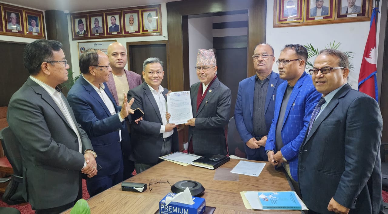 निर्माण व्यवसायी महासंघले उद्योगका समस्या समाधानका लागि अर्थमन्त्री खनाललाई बुझायो ज्ञापनपत्र