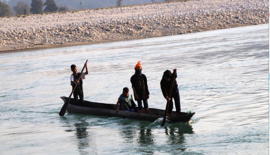 जोखिमपूर्ण तरिकाले माछा मार्दै बालबालिका