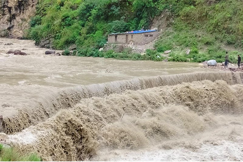 पहिरो र बाढिका कारण ५ जिल्लामा यातायात सेवा अवरुद्ध
