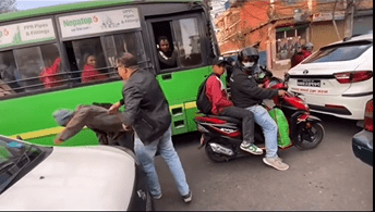 आजको अर्थ समाचार प्रभाव : बिच सडकमै ओर्लिएर वृद्ध पैदलयात्री कुट्ने बम पक्राउ