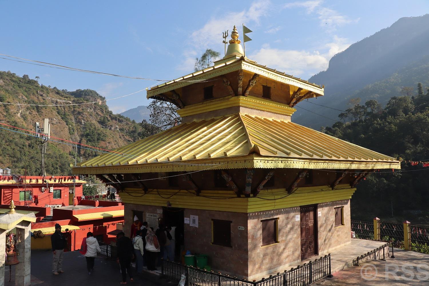 गलेश्वर मन्दिरको गजुरमा लगाइयो सुनको जलप