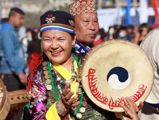 नृत्य प्रस्तुत गर्दै महिला