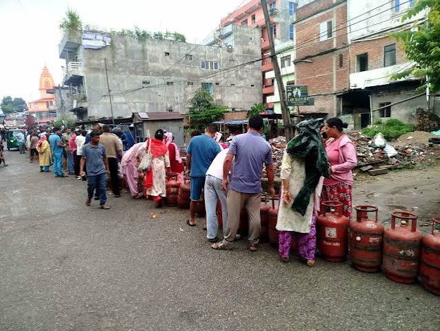 कृष्णभीरमा सडक अवरुद्ध भएपछि उपत्यकामा ग्यास अभाव, वैकल्पिक मार्गबाट आपूर्तिको तयारी