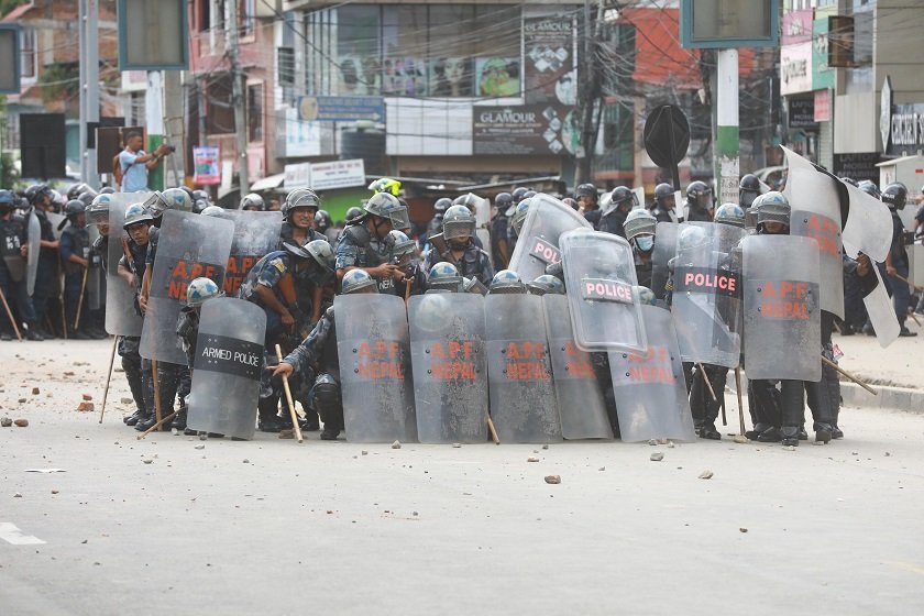 ट्रकले स्कुटरलाई ठक्कर दिएपछि ढुंगा हानाहान